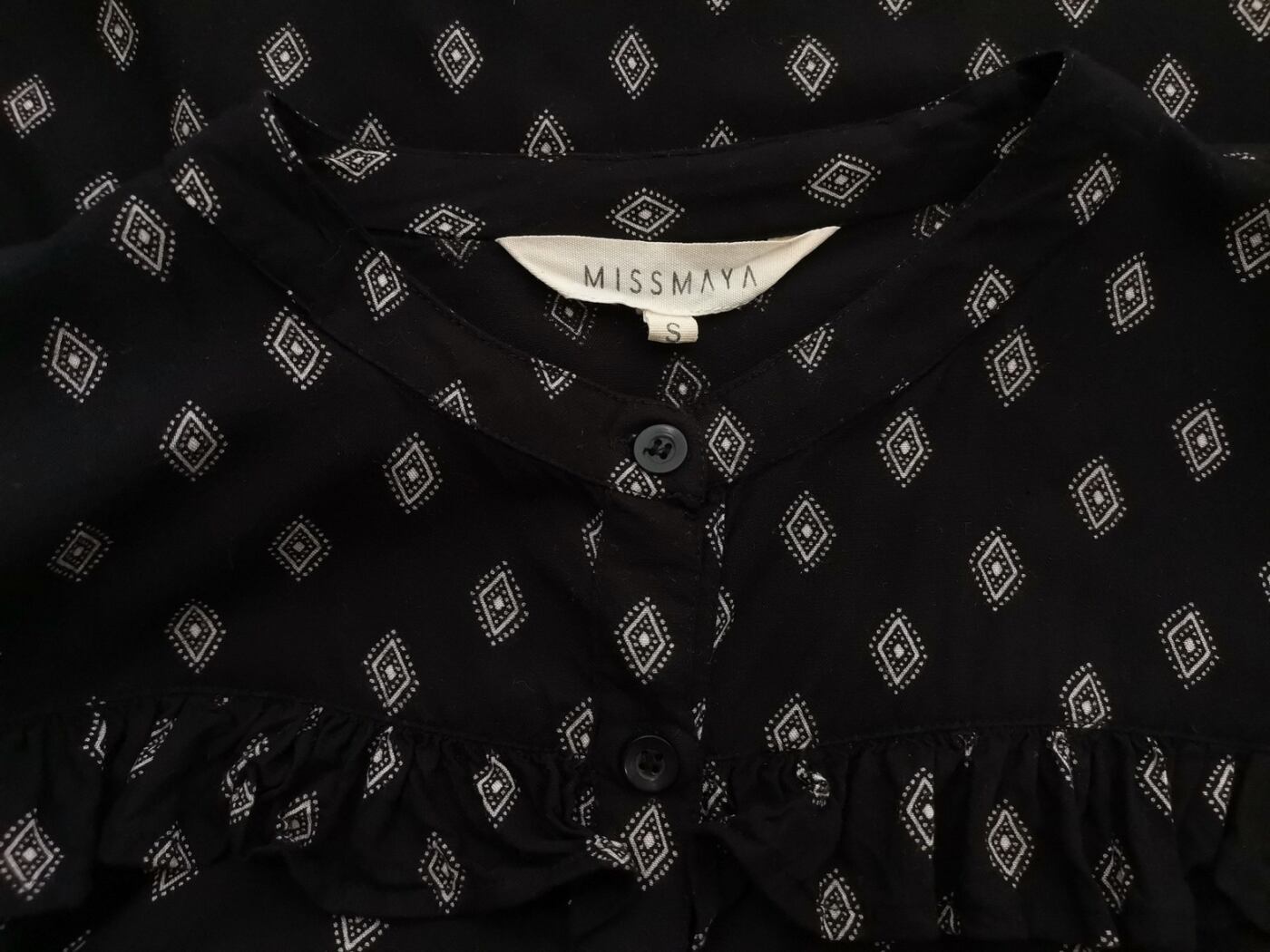 MISS MAYA Rozmiar S Kolor Czarny Romby Crew Neck Bluzka Zapinana Długi rękaw Materiał Wiskoza 100%