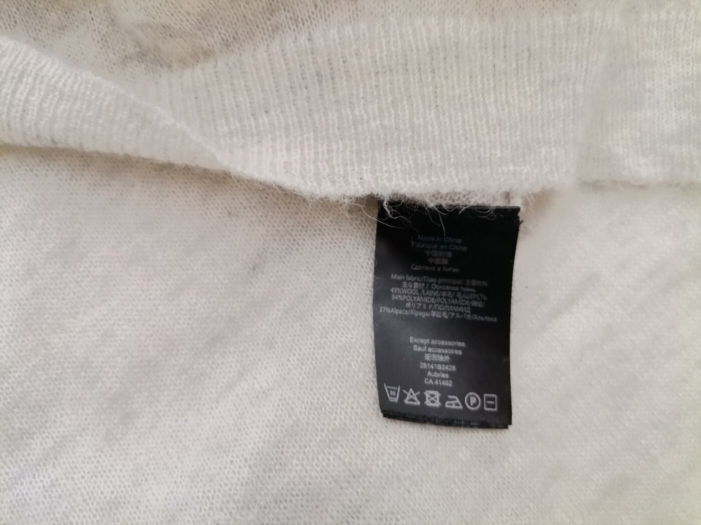 BRUUNS BAZAAR Rozmiar L Kolor Kremowy Głęboki Serek Tunika Bluzka Krótki rękaw Materiał Wełna BRUUNS BAZAAR Rozmiar L Kolor Kremowy Głęboki Serek Tunika Bluzka Krótki rękaw Materiał Wełna