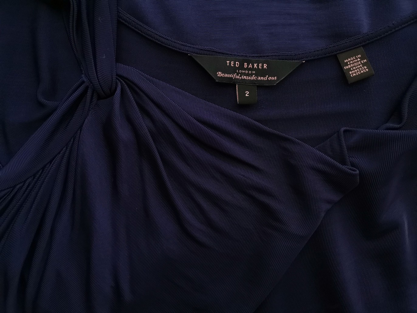 Ted Baker Rozmiar 2 (38) Kolor Granatowy Drapowany dekolt Tunika Bluzka Krótki rękaw Materiał Wiskoza 100% Ted Baker Rozmiar 2 (38) Kolor Granatowy Drapowany dekolt Tunika Bluzka Krótki rękaw Materiał Wiskoza 100%
