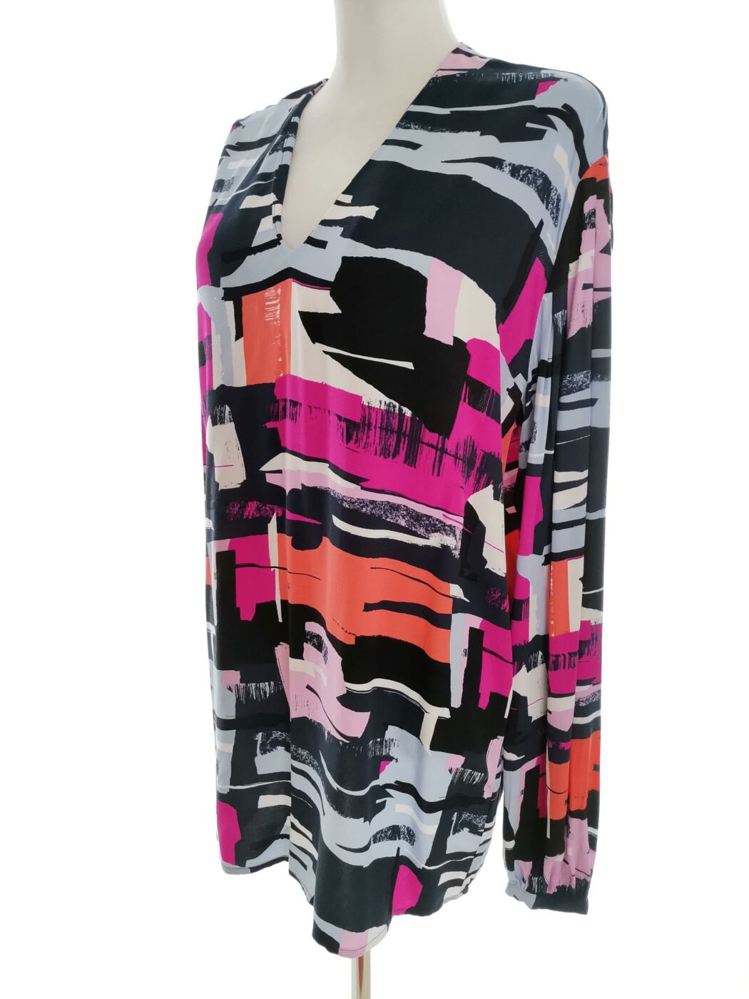 Design by KAPPAhl Rozmiar 40 Kolor Niebieski Geometryczny W serek Tunika Bluzka Długi rękaw Materiał Wiskoza 100% Design by KAPPAhl Rozmiar 40 Kolor Niebieski Geometryczny W serek Tunika Bluzka Długi rękaw Materiał Wiskoza 100%