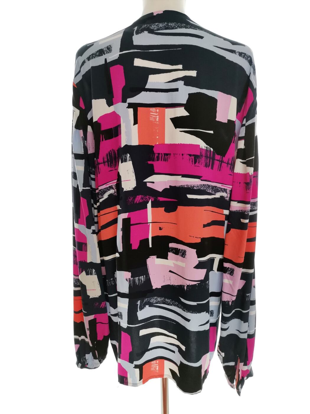 Design by KAPPAhl Rozmiar 40 Kolor Niebieski Geometryczny W serek Tunika Bluzka Długi rękaw Materiał Wiskoza 100% Design by KAPPAhl Rozmiar 40 Kolor Niebieski Geometryczny W serek Tunika Bluzka Długi rękaw Materiał Wiskoza 100%