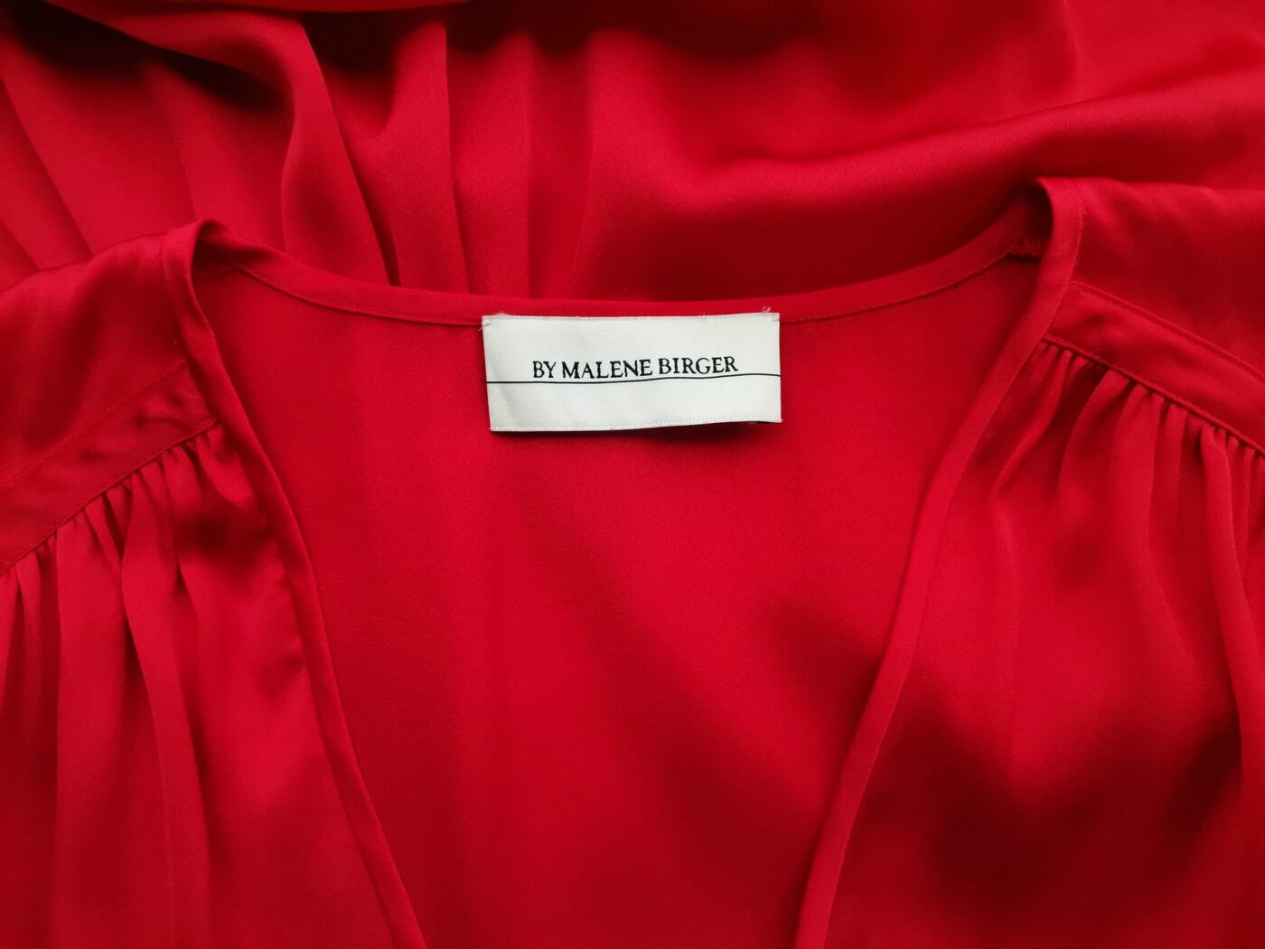 IMG_20221013_134349.jpg BY MALENE BIRGER Rozmiar 38 Kolor Czerwony W serek Bluzka Krótki rękaw