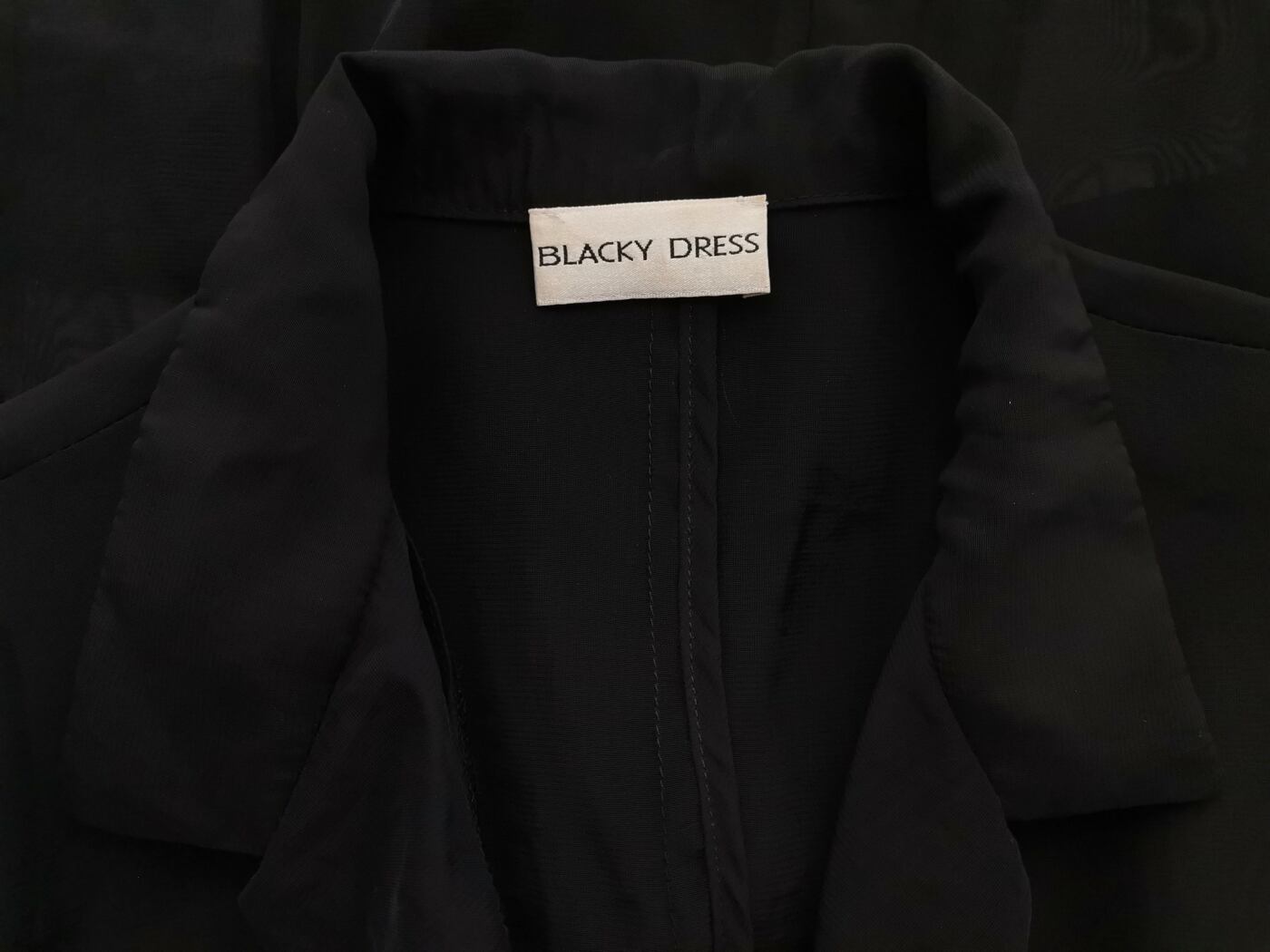 BLACKY DRESS Rozmiar 42/44 Kolor Czarny Kołnierz Tunika Zapinana Bluzka Długi rękaw BLACKY DRESS Rozmiar 42/44 Kolor Czarny Kołnierz Tunika Zapinana Bluzka Długi rękaw