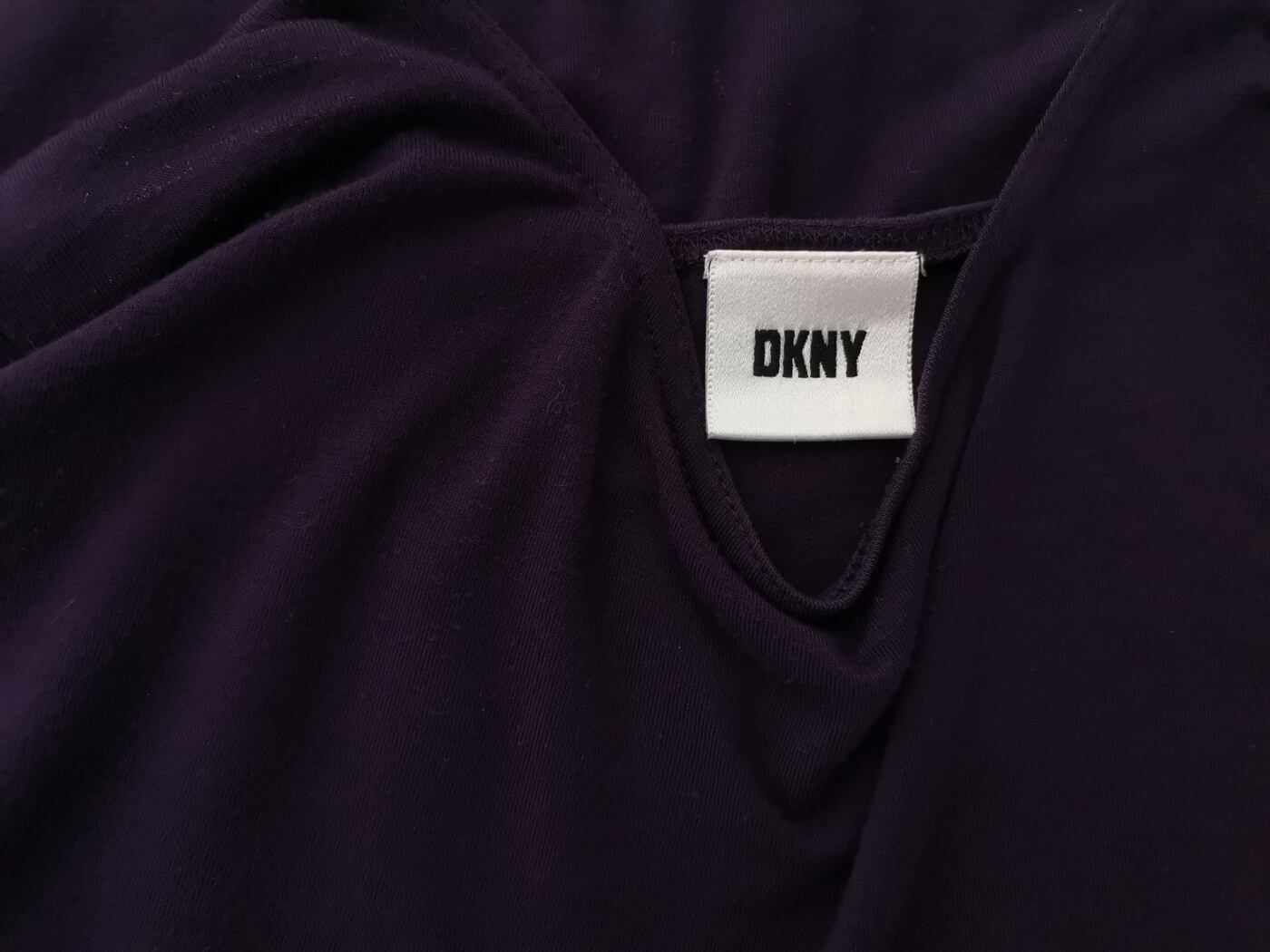 IMG_20221027_133703.jpg Dkny Rozmiar L Kolor Fioletowy Crew Neck Bluzka Krótki rękaw Materiał Rayon