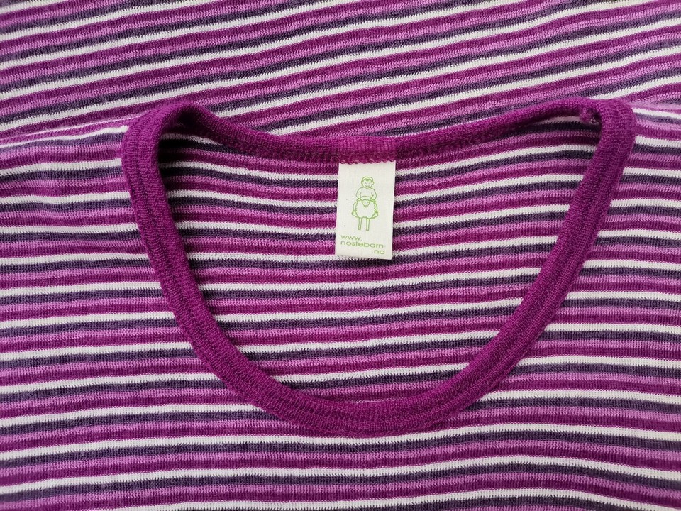 IMG_20221103_120929.jpg Nostebarn Rozmiar 38/40 Kolor Fioletowy Pasy Crew Neck Sweter Długi rękaw Materiał Wełna 100% Cienka dzianina