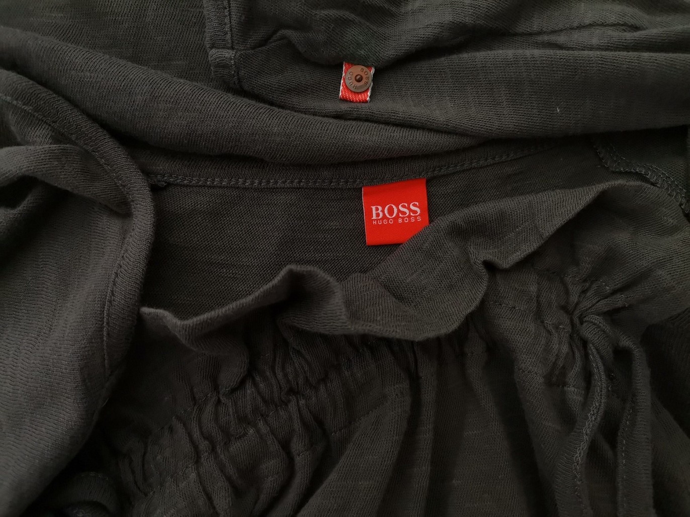 IMG_20221103_123242.jpg Hugo Boss Rozmiar M Kolor Brązowy Okrągły dekolt Bluzka Krótki rękaw Materiał Bawełna 100%