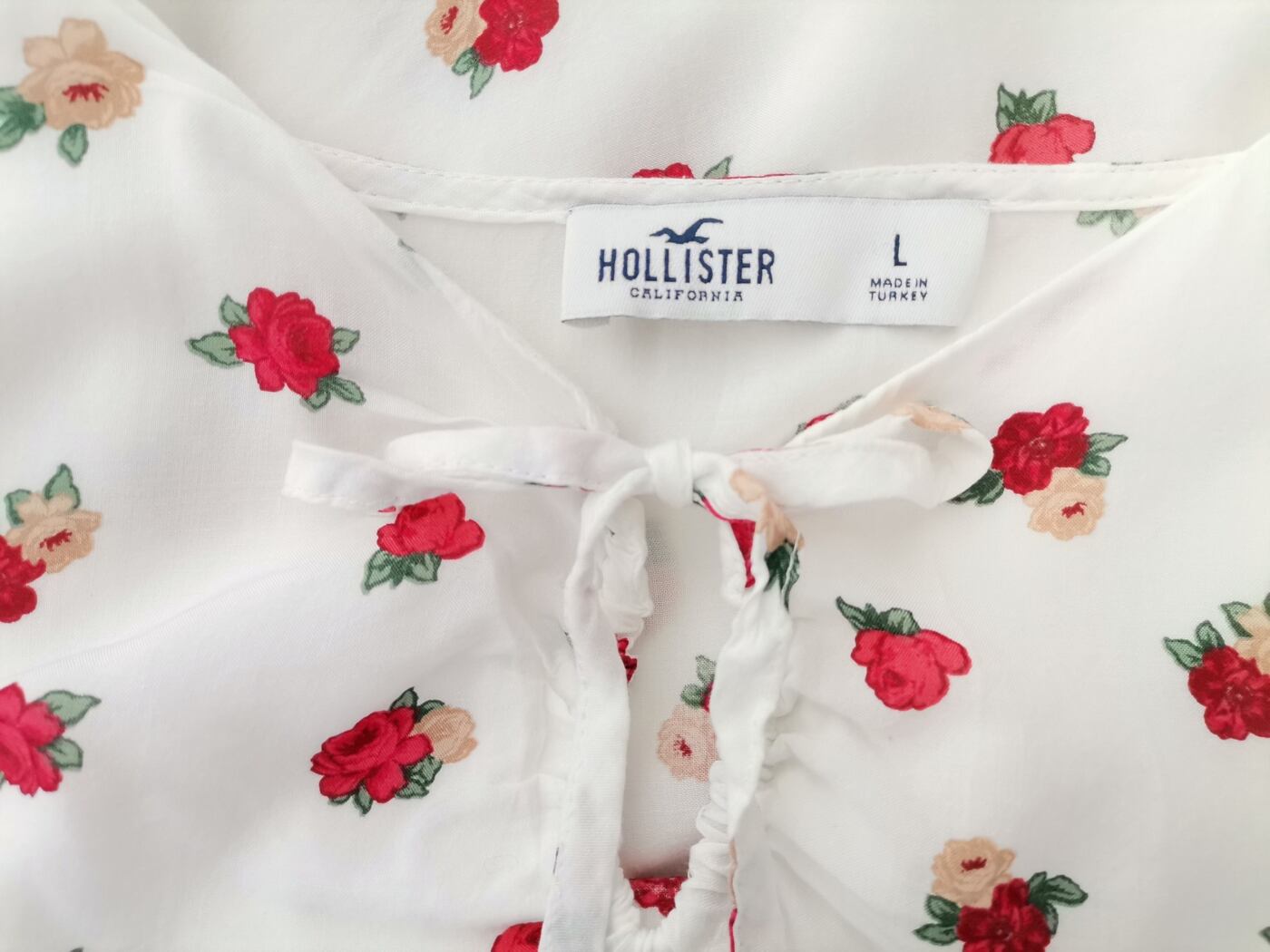 IMG_20221108_130041.jpg Hollister Rozmiar L Kolor Biały W serek Bluzka Długi rękaw Materiał Wiskoza 100%