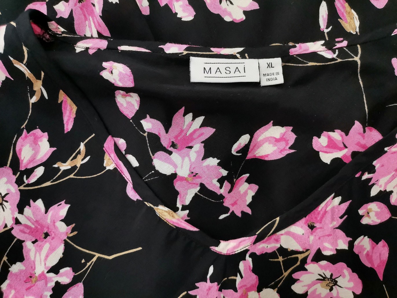 Masai Rozmiar XL Kolor Czarny W serek Tunika Bluzka Krótki rękaw Materiał Wiskoza 100% Masai Rozmiar XL Kolor Czarny W serek Tunika Bluzka Krótki rękaw Materiał Wiskoza 100%