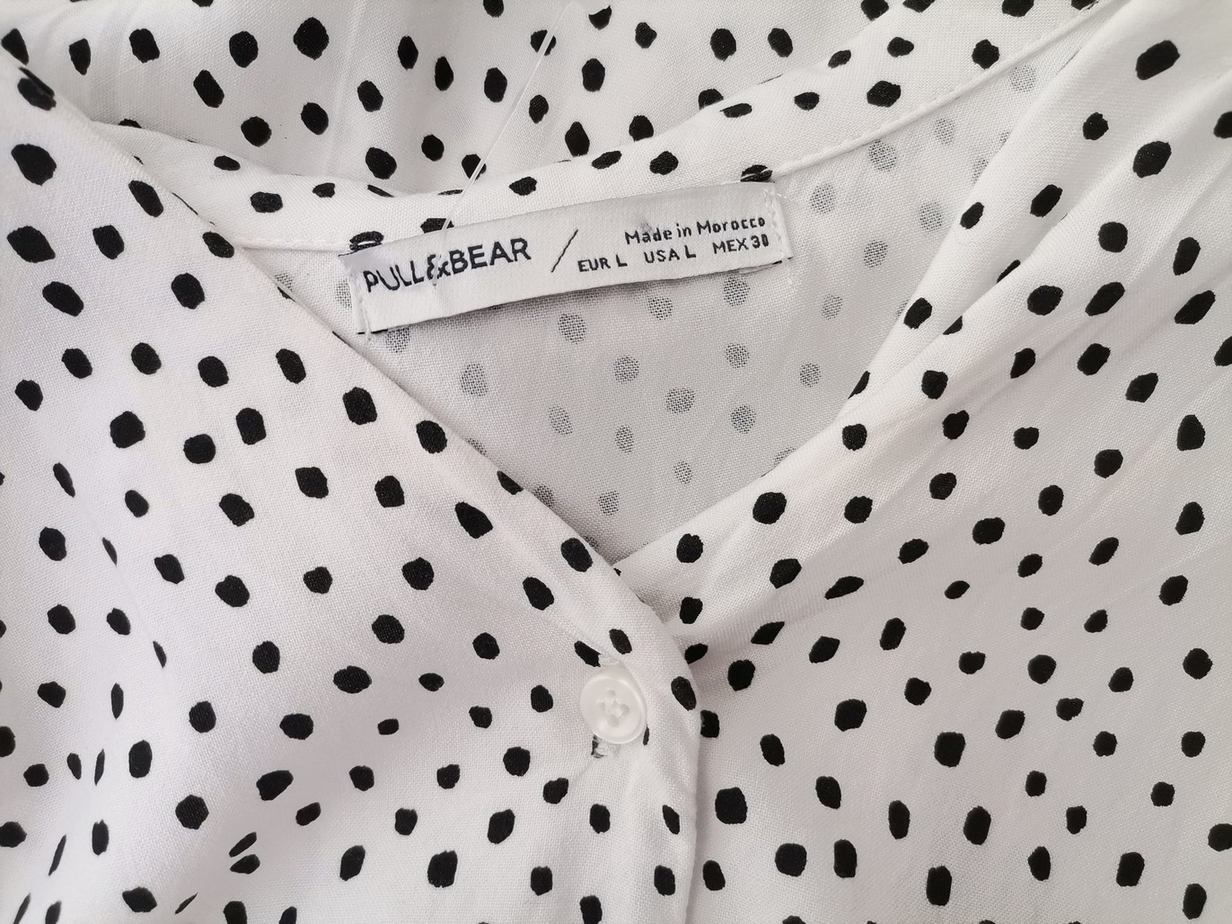 Pull and Bear Rozmiar L Kolor Biały Grochy Kołnierz Bluzka Zapinana Rękaw 3/4 Materiał Wiskoza 100%