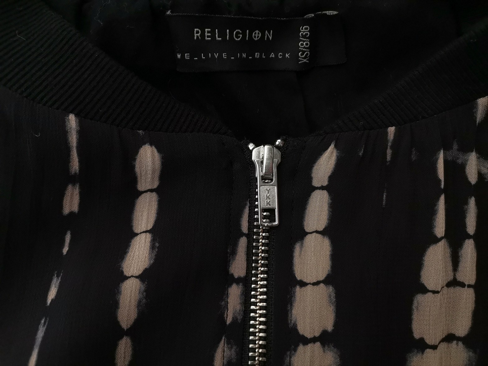 Religion Rozmiar XS (36) Kolor Czarny Bluza na suwak Długi rękaw Materiał Wiskoza 100% Religion Rozmiar XS (36) Kolor Czarny Bluza na suwak Długi rękaw Materiał Wiskoza 100%
