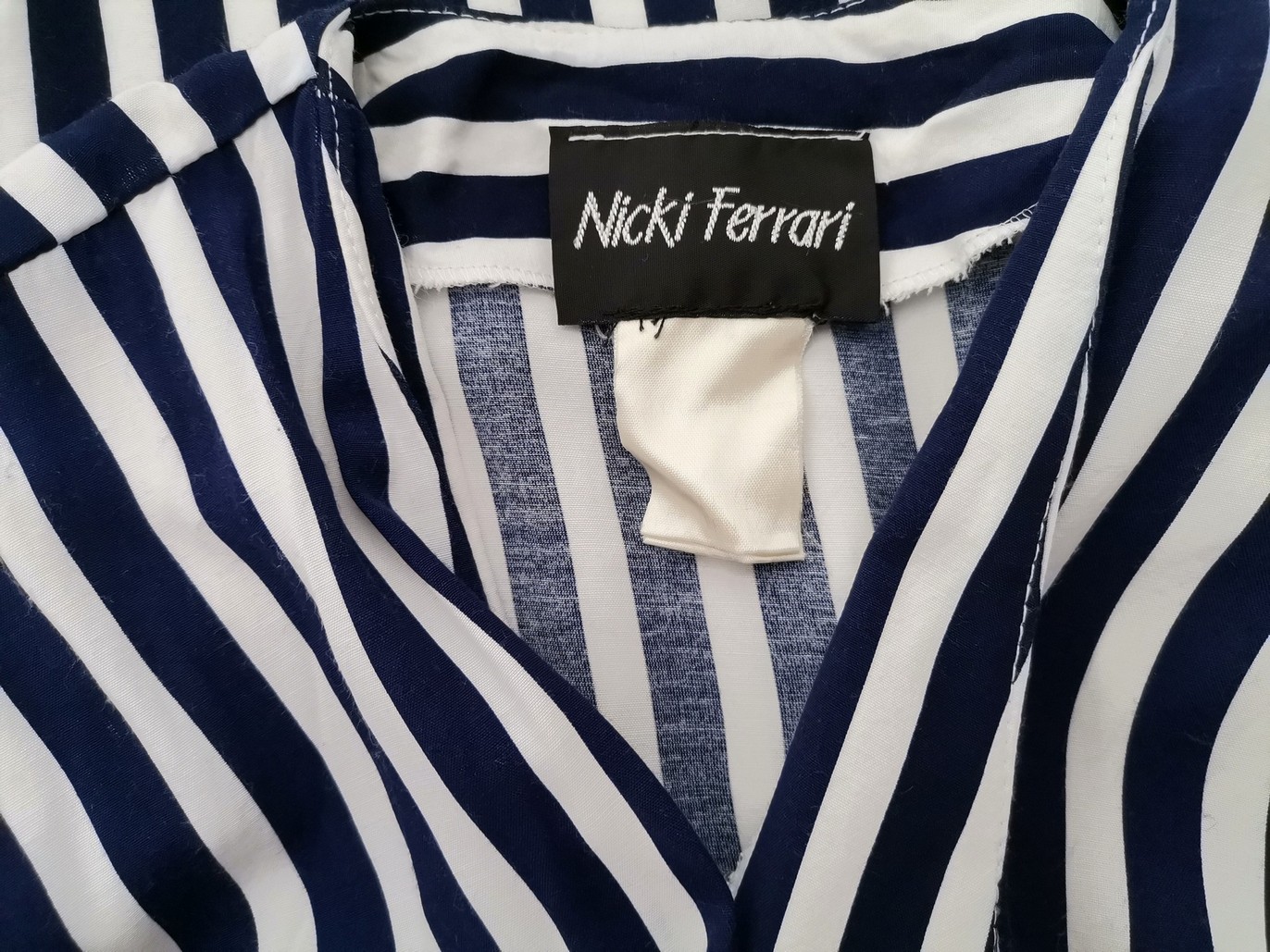 IMG_20221220_112127.jpg Nicki Ferrari Rozmiar 38 Kolor Granatowy Pasy W serek Długi Otwarty Kardigan Długi rękaw Materiał Wiskoza 100% Cienka dzianina