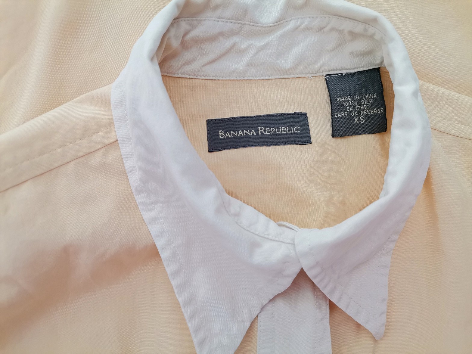 IMG_20221222_135002.jpg Banana Republic Rozmiar XS Kolor Beżowy Kołnierz Koszula Zapinana Bluzka Długi rękaw Materiał Jedwab 100%