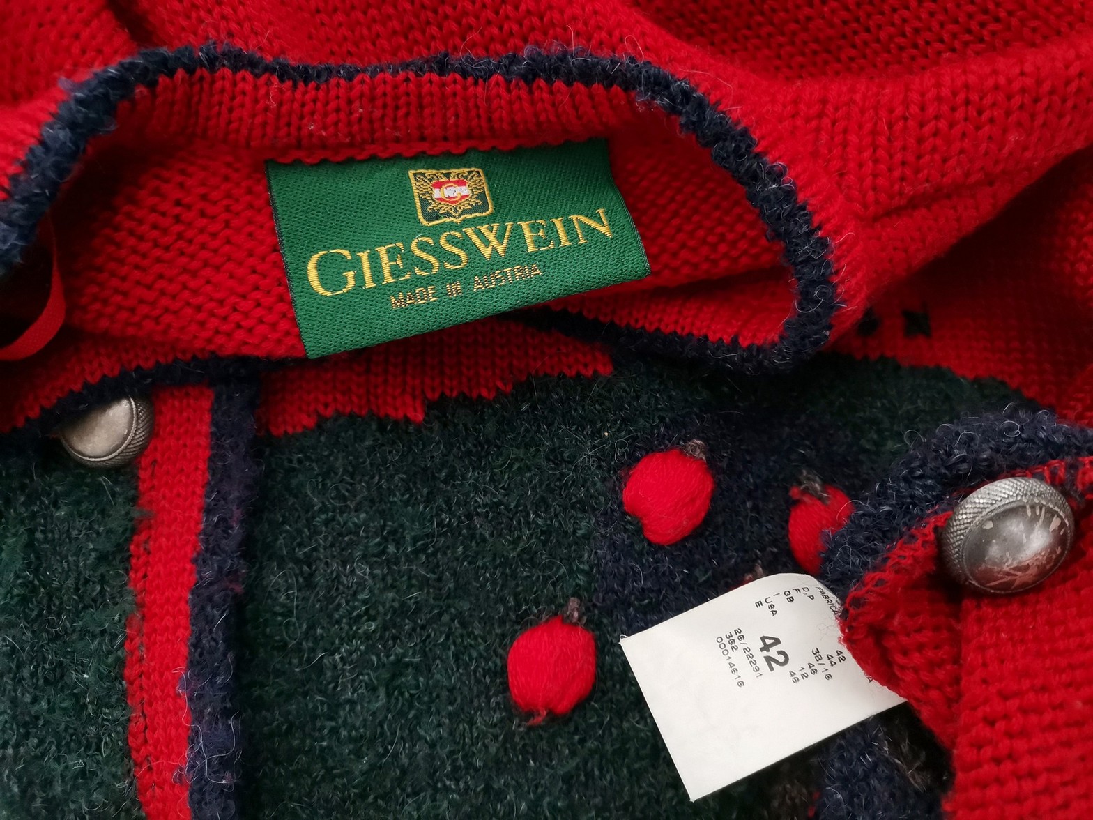IMG_20230105_140155.jpg Giesswein Austria Rozmiar 42 Kolor Czerwony Okrągły dekolt Kardigan Zapinany Długi rękaw Materiał Wełna Jagnięca Gruba dzianina