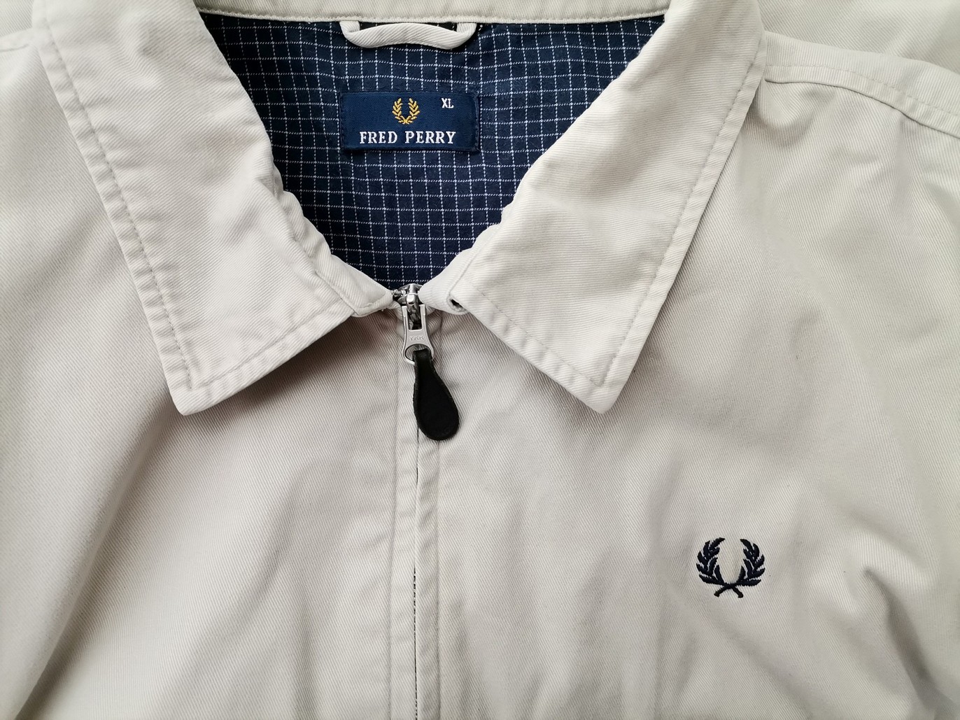 IMG_20230111_131858.jpg Fred Perry Rozmiar XL Kolor Kremowy Kurtka męska Długi rękaw Materiał Bawełna 100%