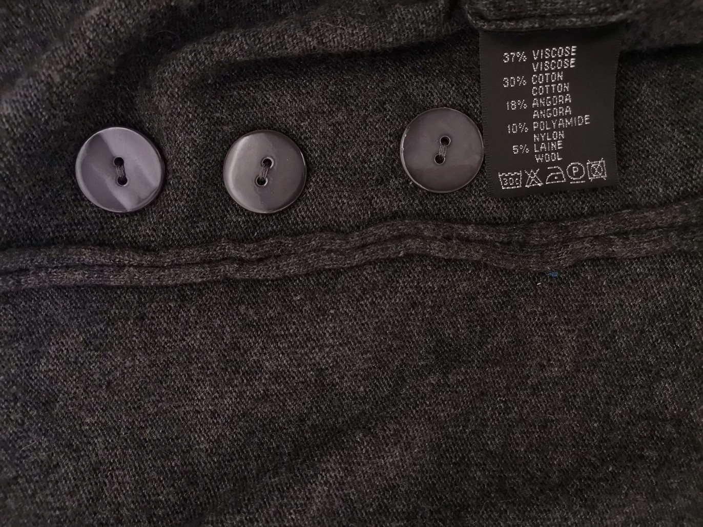 IMG_20230113_135923.jpg Lauren vidal Rozmiar 46/48 Kolor Szary Crew Neck Długi Zapinany Kardigan Długi rękaw Materiał Wiskoza Cienka dzianina