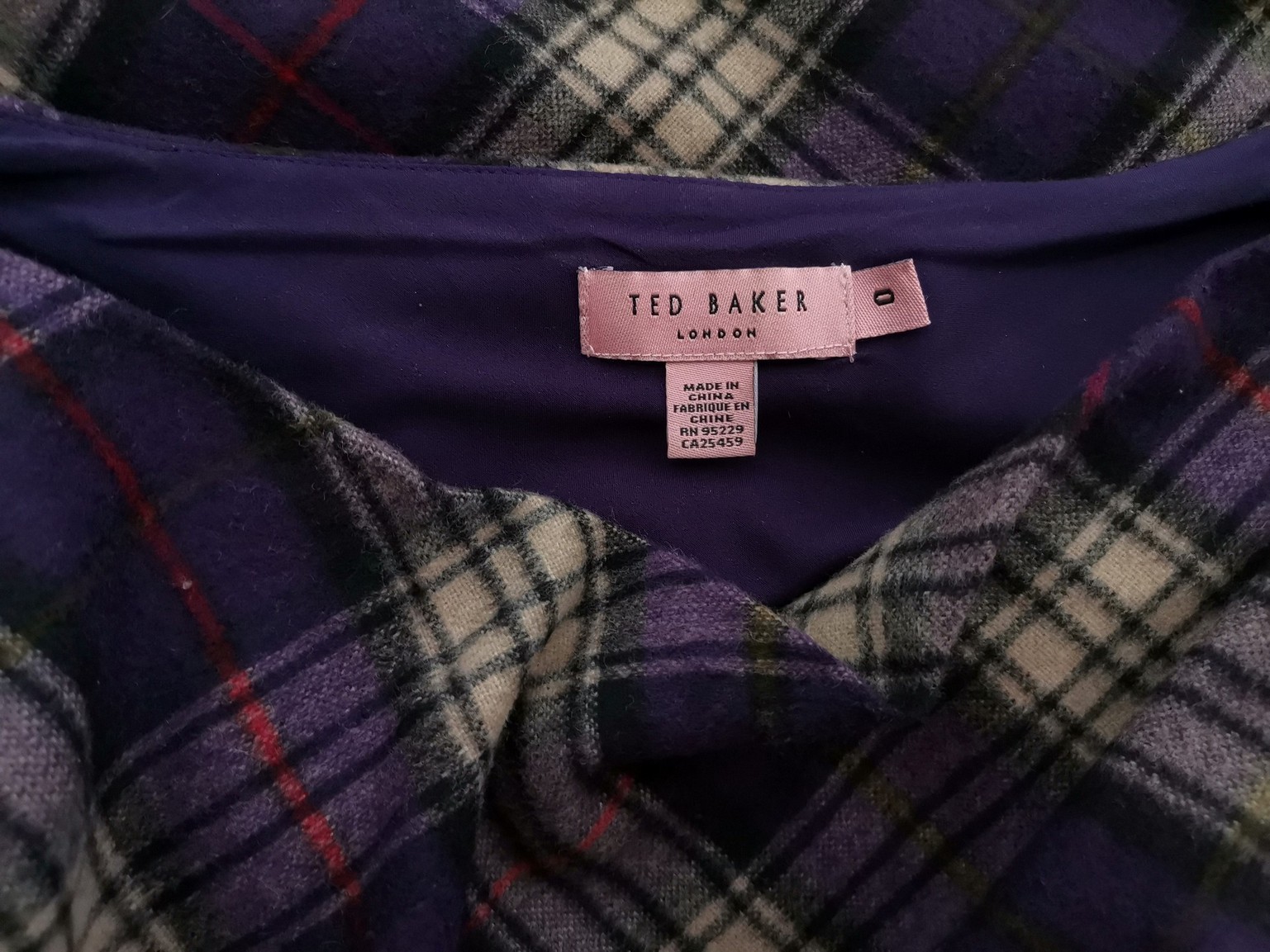 IMG_20221010_130422.jpg Ted Baker Rozmiar 0 (34) Kolor Fioletowy Krata Okrągły dekolt Sukienka Ołówkowa Bezrękawnik Do Kolan Materiał Wełna