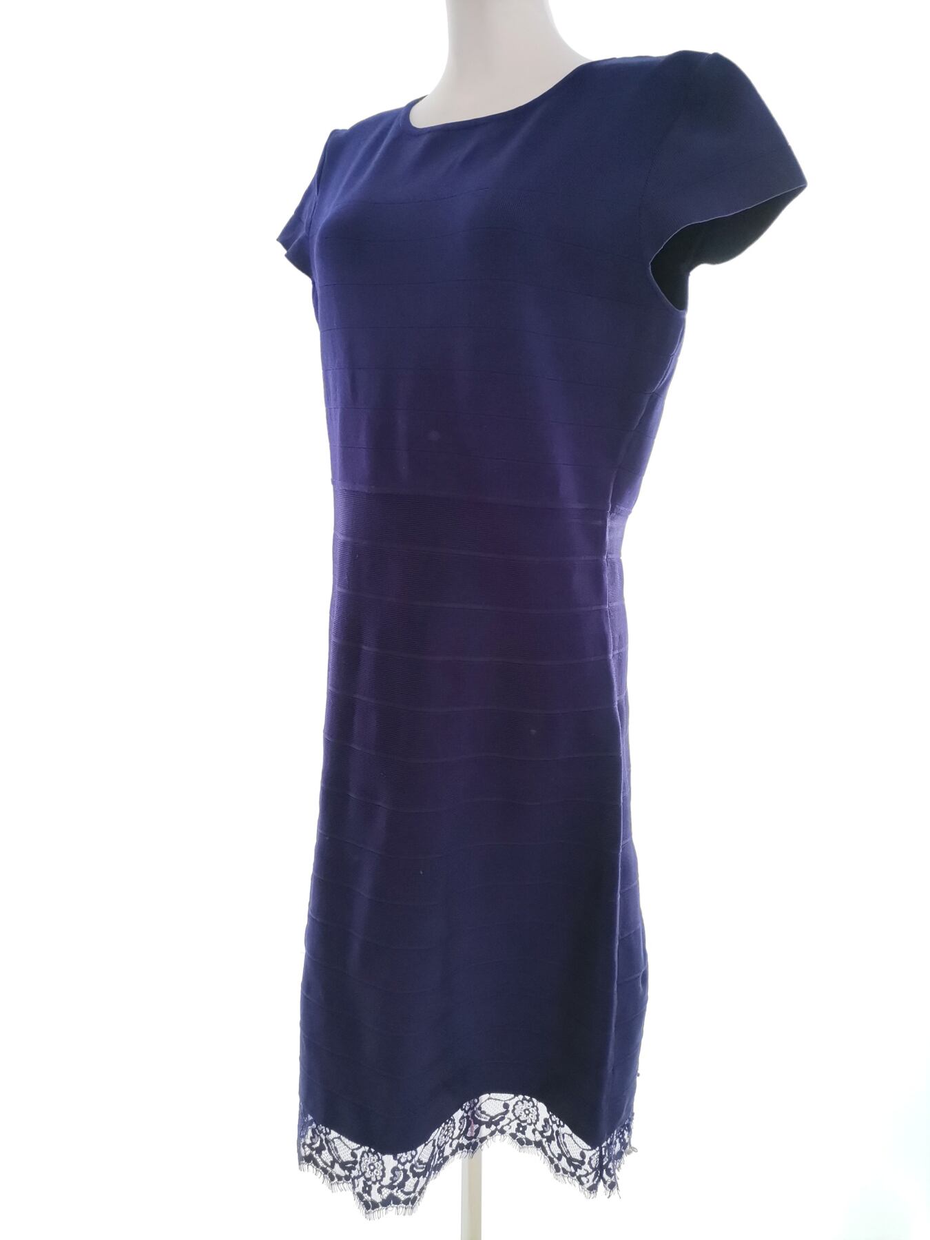 IMG_20221014_134012.jpg Karen MILLEN Rozmiar 4 (42) Kolor Fioletowy Okrągły dekolt Sukienka Sheath Krótki rękaw Midi Materiał Wiskoza