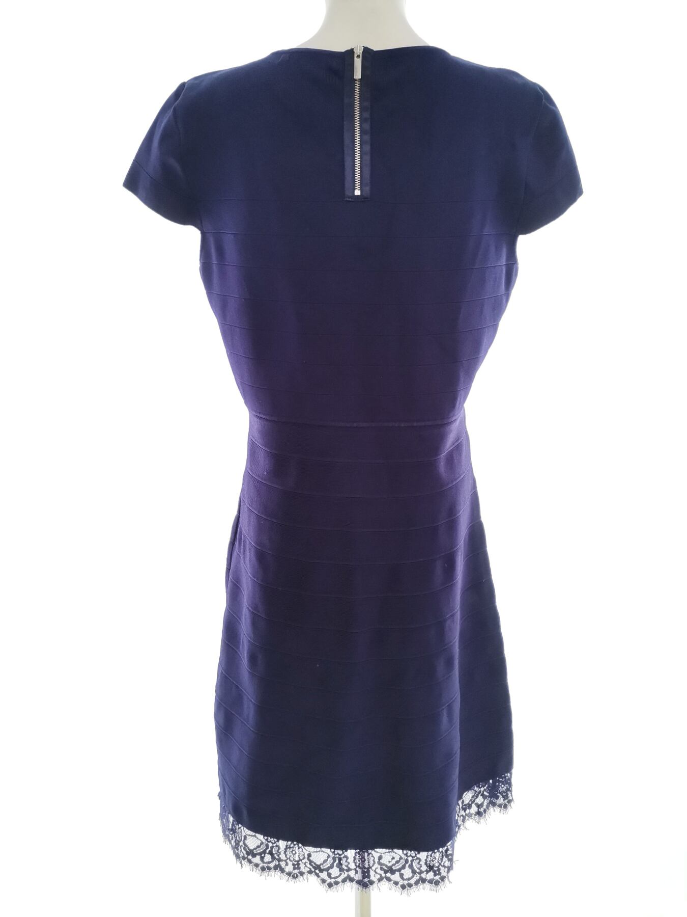IMG_20221014_134018.jpg Karen MILLEN Rozmiar 4 (42) Kolor Fioletowy Okrągły dekolt Sukienka Sheath Krótki rękaw Midi Materiał Wiskoza