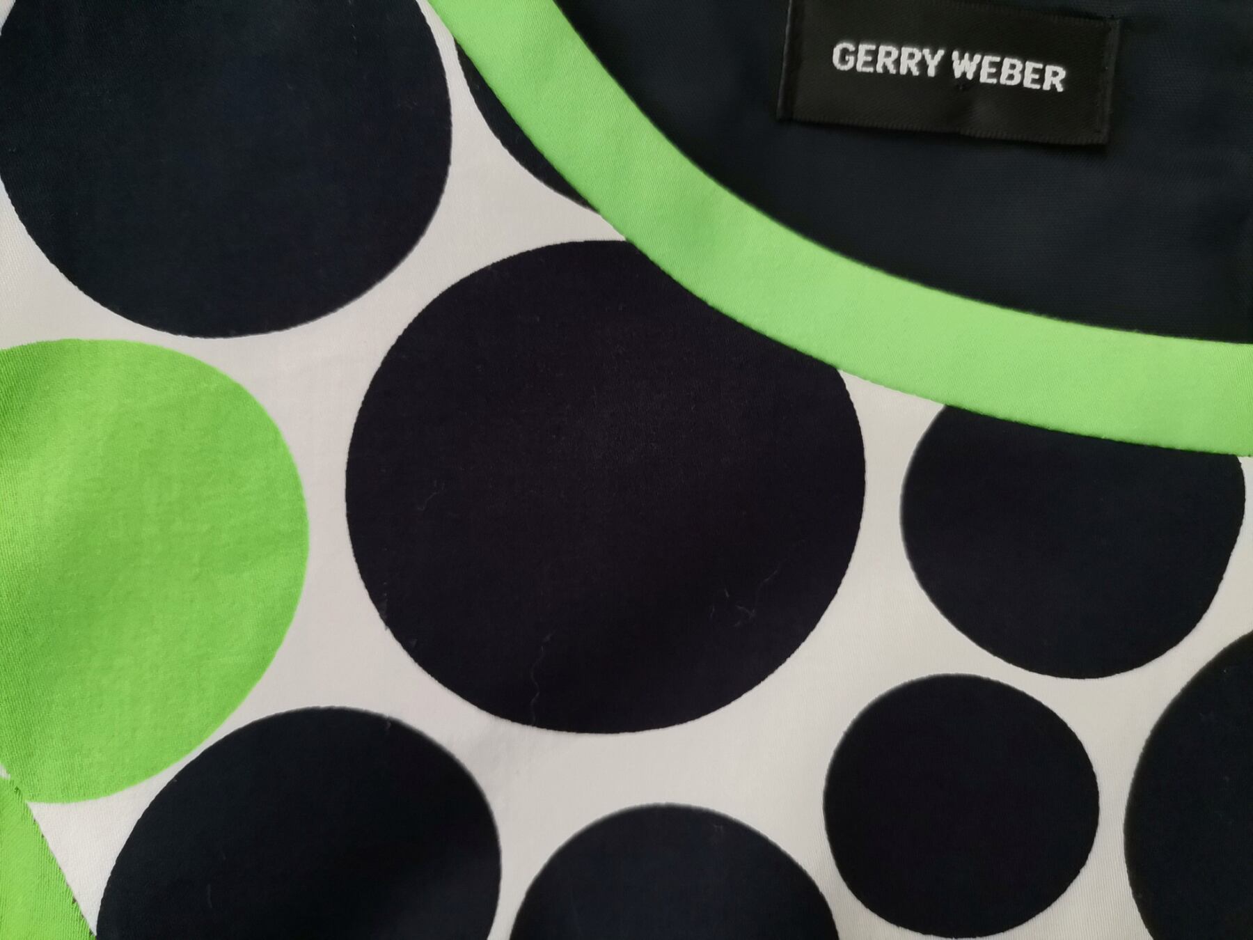 IMG_20221108_113806.jpg Gerry weber Rozmiar 34/36 Kolor Zielony Grochy Okrągły dekolt Sukienka Sheath Bezrękawnik Midi