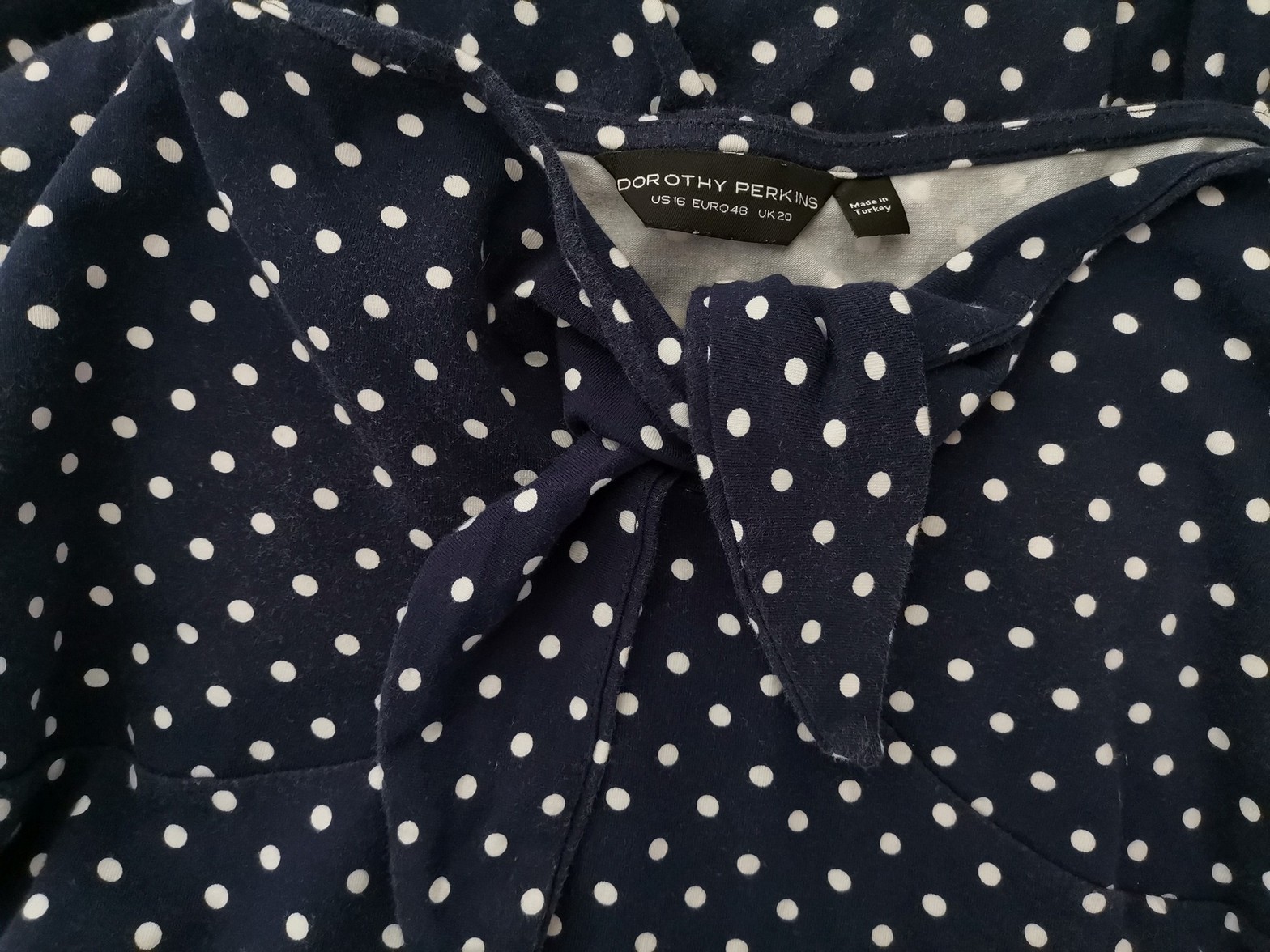 IMG_20221109_134210.jpg Dorothy perkins Rozmiar 16 (48) Kolor Granatowy Grochy Dekolt Serce Sukienka A-Line Bezrękawnik Midi Materiał Bawełna