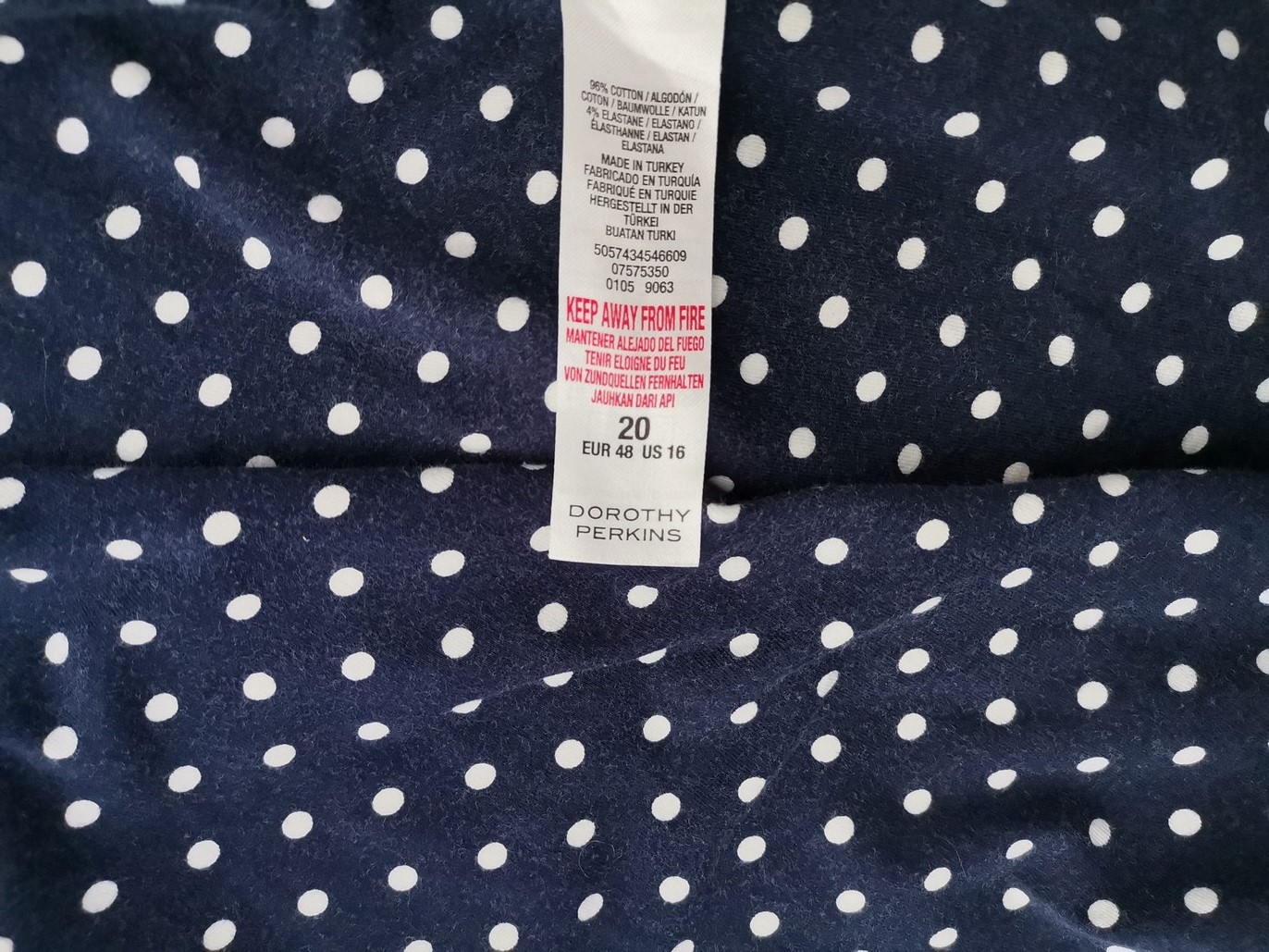 IMG_20221109_134221.jpg Dorothy perkins Rozmiar 16 (48) Kolor Granatowy Grochy Dekolt Serce Sukienka A-Line Bezrękawnik Midi Materiał Bawełna