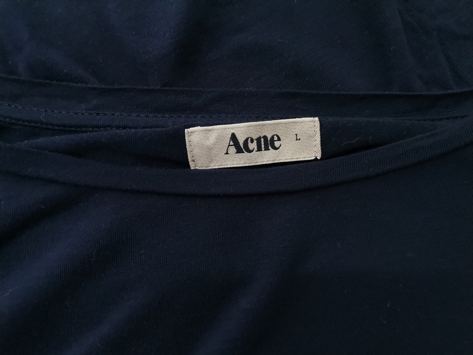 IMG_20221220_125924.jpg ACNE Rozmiar L Kolor Granatowy Dekolt U Bluzka Krótki rękaw Materiał Tencel 100%