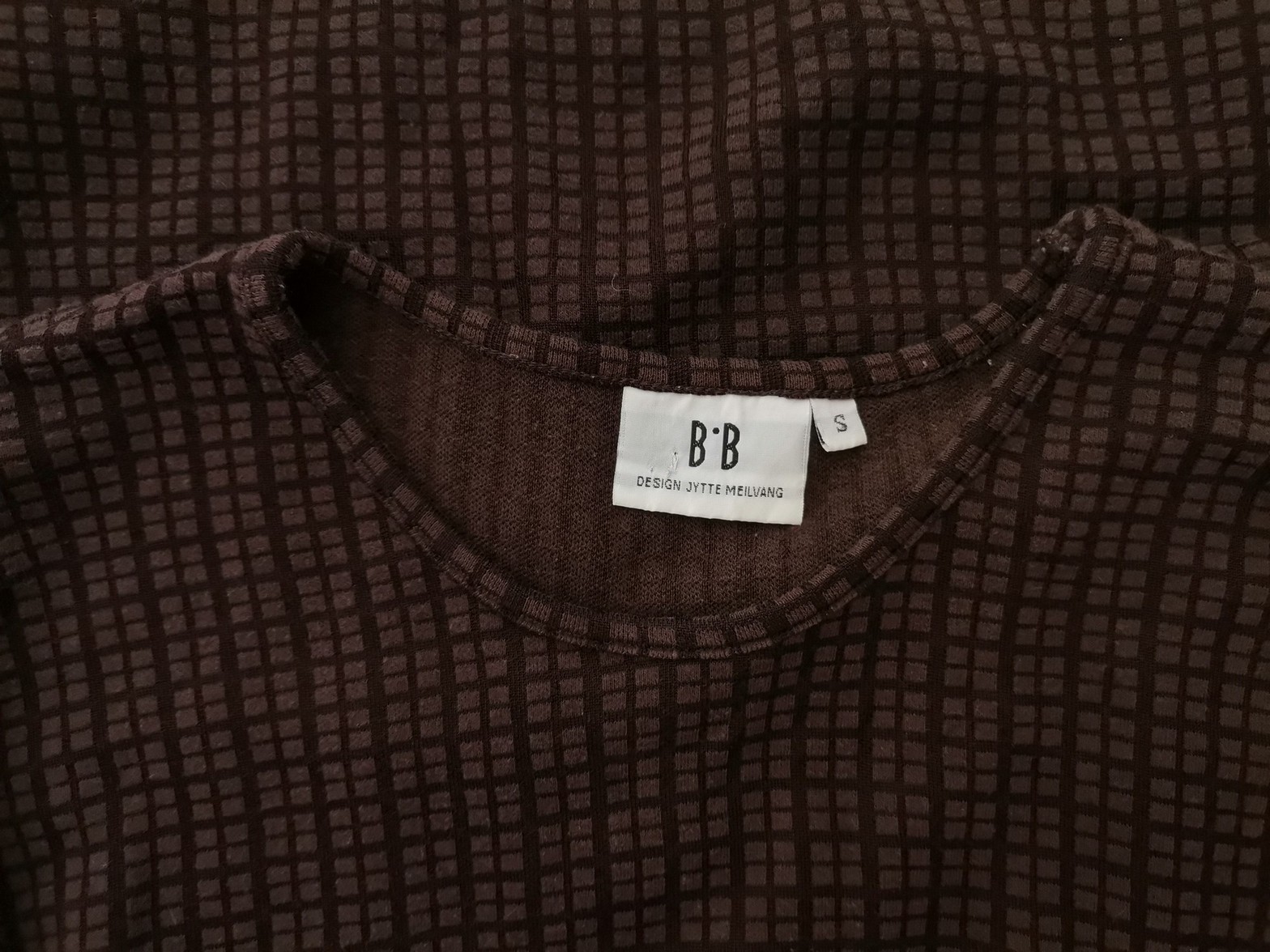 IMG_20221222_114437.jpg B.B JVTTE MEILVANG Rozmiar S Kolor Brązowy Krata Crew Neck Sukienka Sweterkowa Długi rękaw Krótka Materiał Bawełna