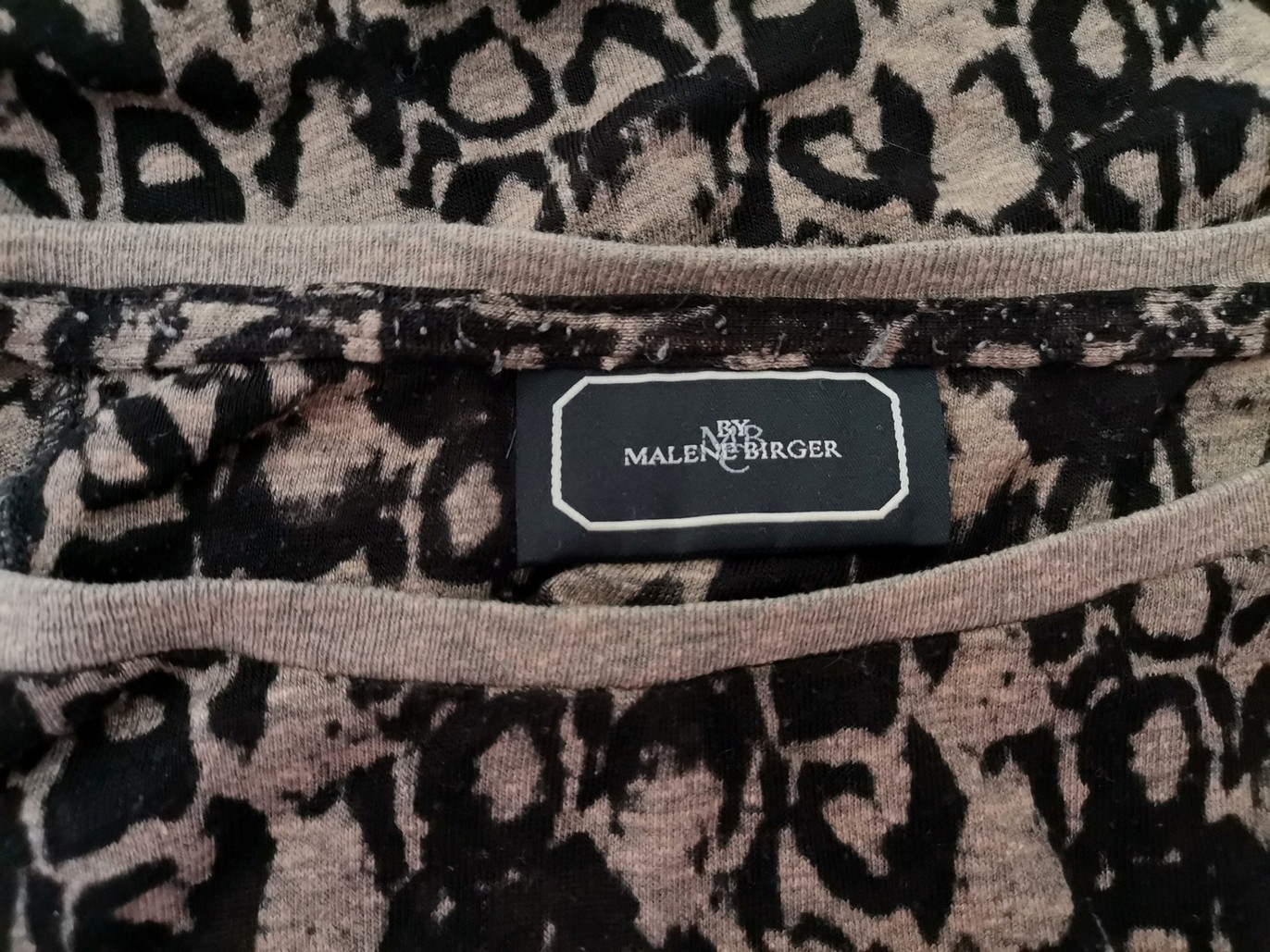 IMG_20221222_124111.jpg BY MALENE BIRGER Rozmiar XL Kolor Brązowy Okrągły dekolt Bluzka Długi rękaw Materiał Bawełna