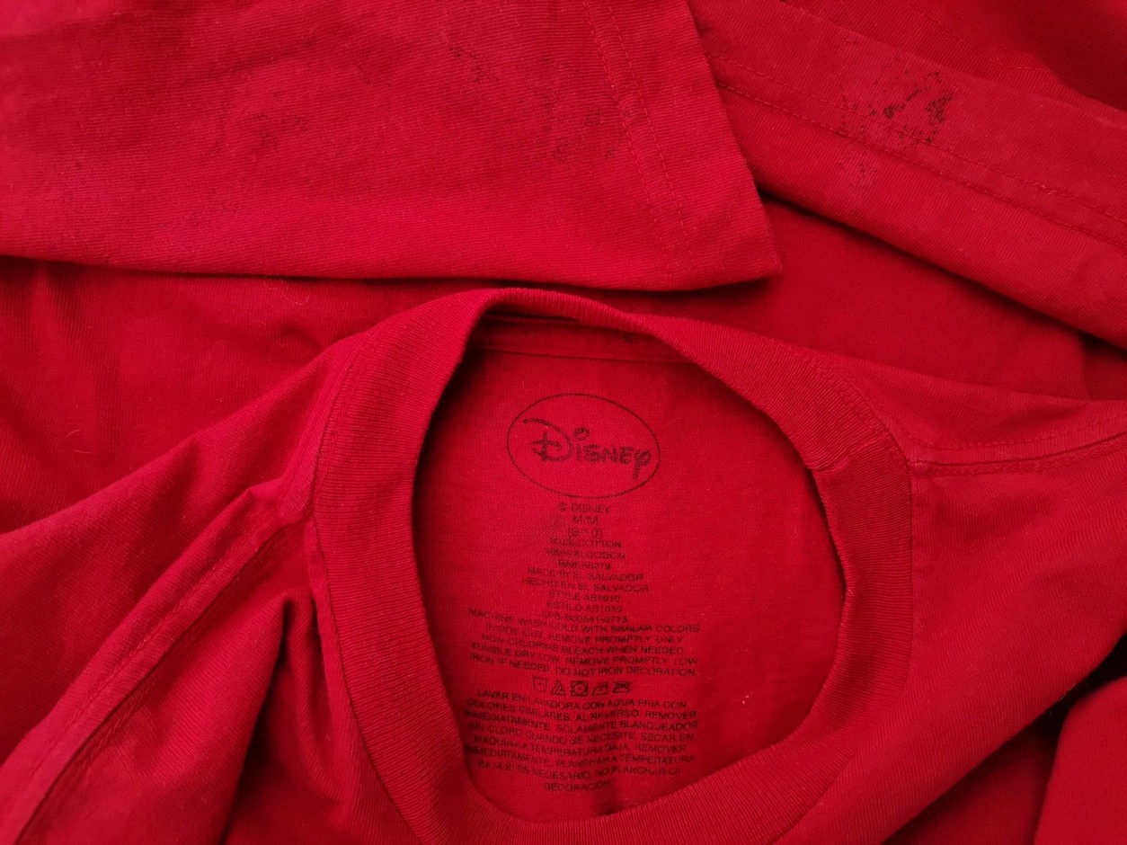 IMG_20221222_131626.jpg Disney Rozmiar M Kolor Czerwony Crew Neck T-Shirt Krótki rękaw Materiał Bawełna 100%