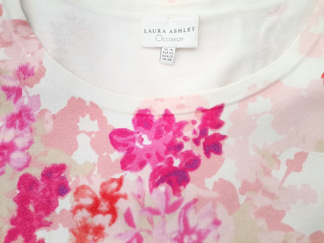 IMG_20230103_125030.jpg Laura ashley Rozmiar 16 (42) Kolor Różowy Okrągły dekolt Bluzka Krótki rękaw Materiał Bawełna