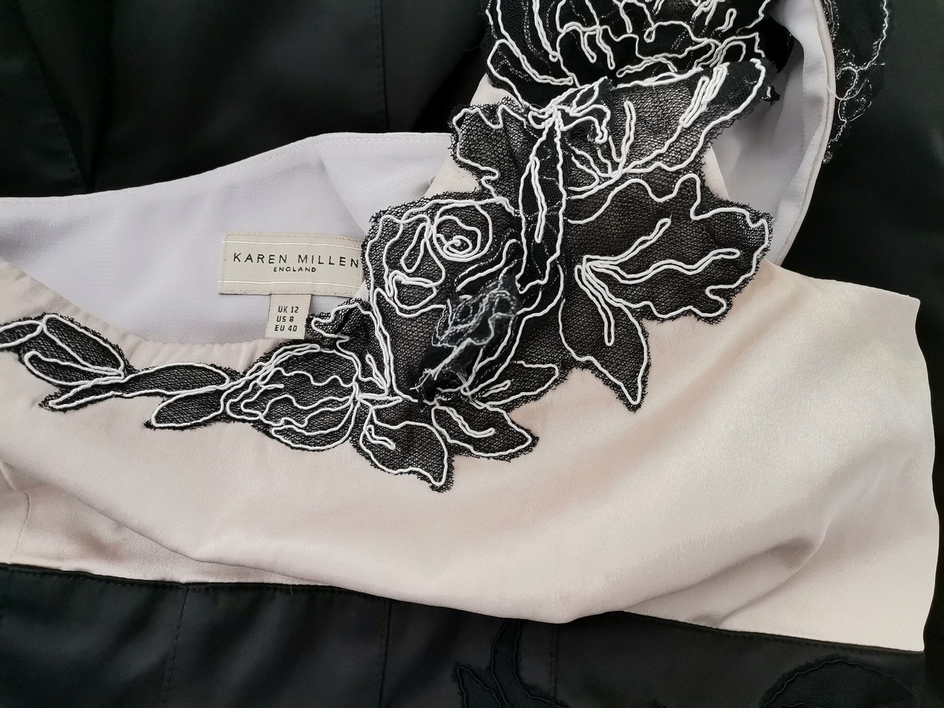 IMG_20230105_125033.jpg Karen MILLEN Rozmiar 12 (40) Kolor Czarny Na Jedno Ramię Suknia Balowa Sukienka Wieczorowa Bezrękawnik Midi Materiał Jedwab