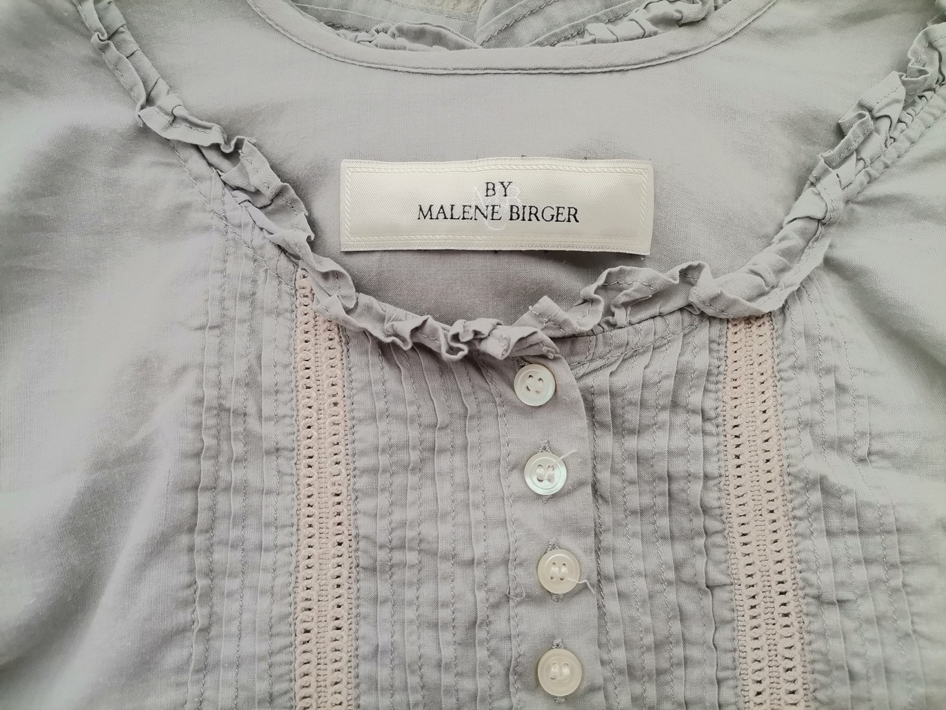 IMG_20230113_122955.jpg BY MALENE BIRGER Rozmiar 36 Kolor Szary Dekolt U Bluzka Peplum Rękaw 3/4 Materiał Bawełna 100%